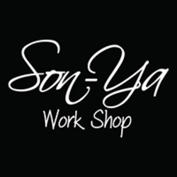 Son Ya לוגו