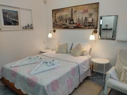 Carmela Studio شعار