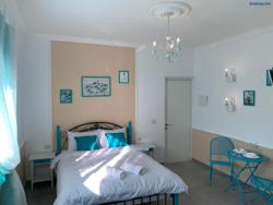 Via Arad Apartments شعار