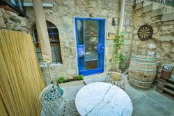 REENE Boutique Suites The La Guta Suite شعار