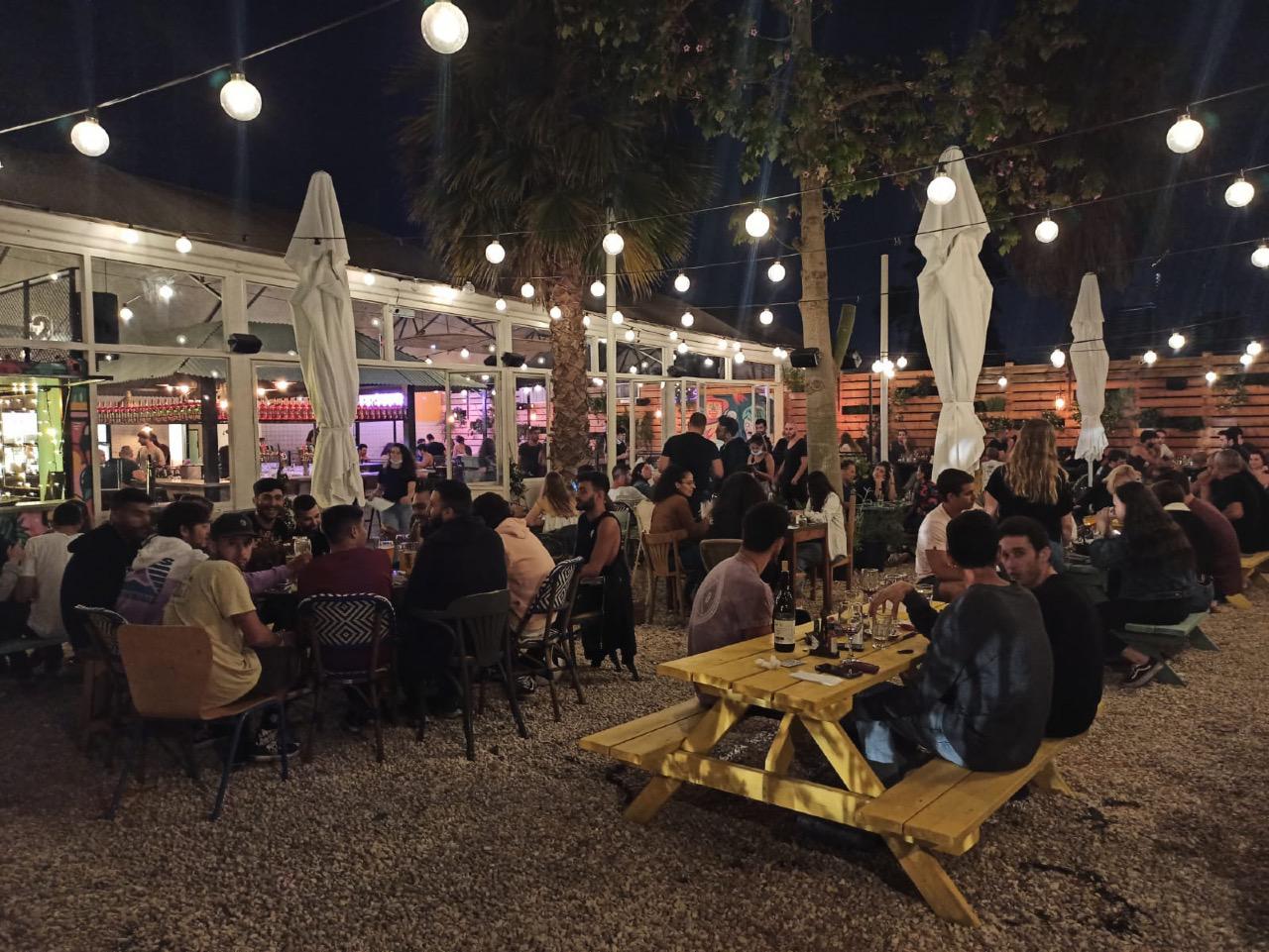 תמונות שולה בחצר