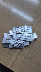 חריטה על שלטים  מפלסטיק צבעים שונים